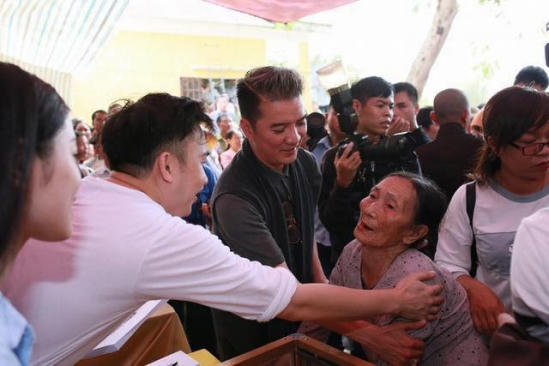 Nam ca sỹ tham gia rất nhiều hoạt động thiện nguyện như gây quỹ từ thiện, xây nhà tình nghĩa,... giúp người kém may mắn trong xã hội.