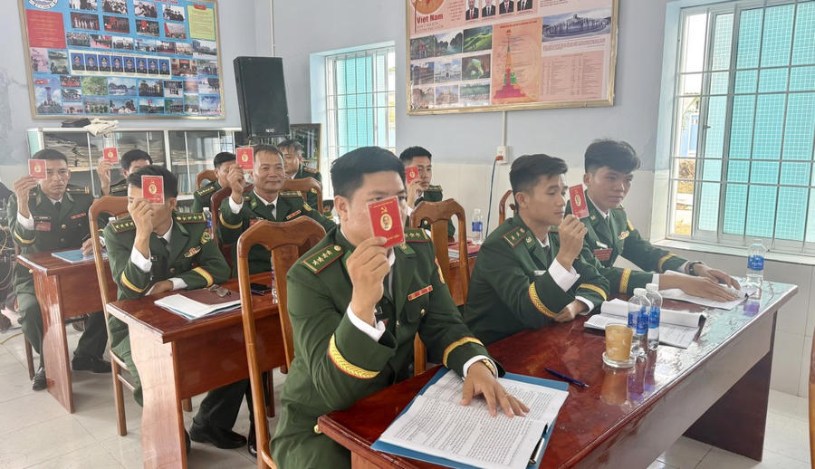 Các đại biểu biểu quyết nhất trí thông qua kết quả bầu cử Cấp ủy Đảng Bộ Đồn Biên phòng Cái Đôi Vàm (nhiệm kỳ 2025 – 2030).