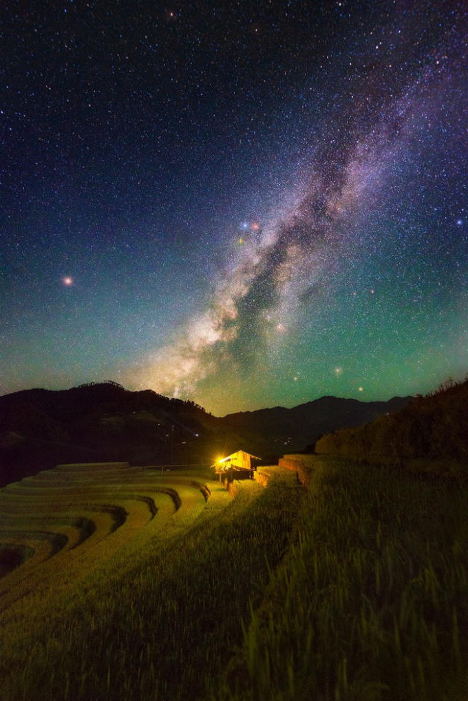 Đêm đầy sao trên rẻo cao Mù Cang Chải thơ mộng chắc chắn sẽ là trải nghiệm khó quên cho du khách khi ghé thăm vào mùa lúa chín.