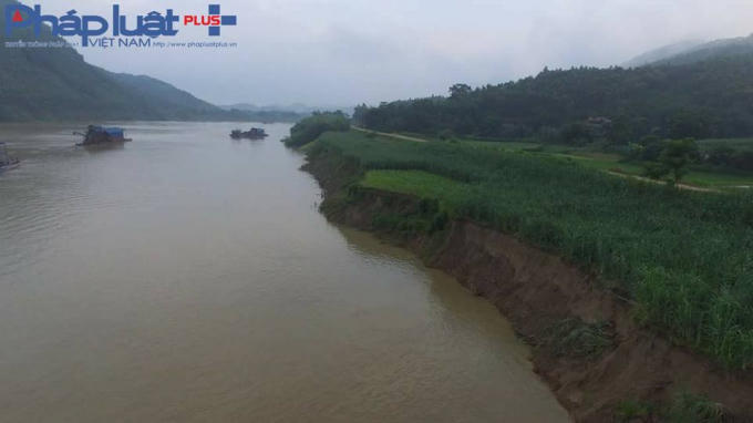 Hàng trăm mét chạy dài theo bờ sông , đoạn thuộc thôn Mãn Sơn bị sạt lở nghiêm trọng (Ảnh: Tiến vũ)
