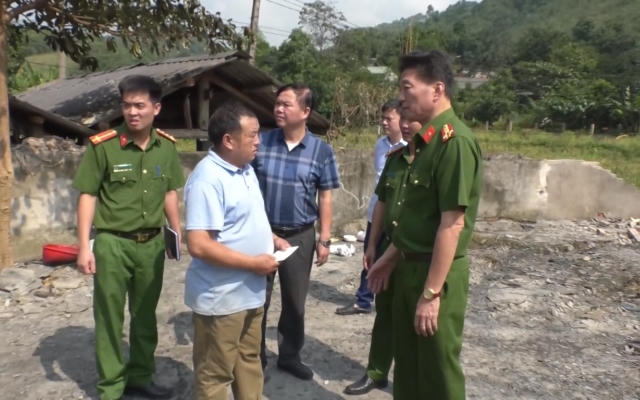 Công an tỉnh Lào Cai thăm hỏi, động viên gia đình cháu bé 3 tuổi thiệt mạng do cháy nhà