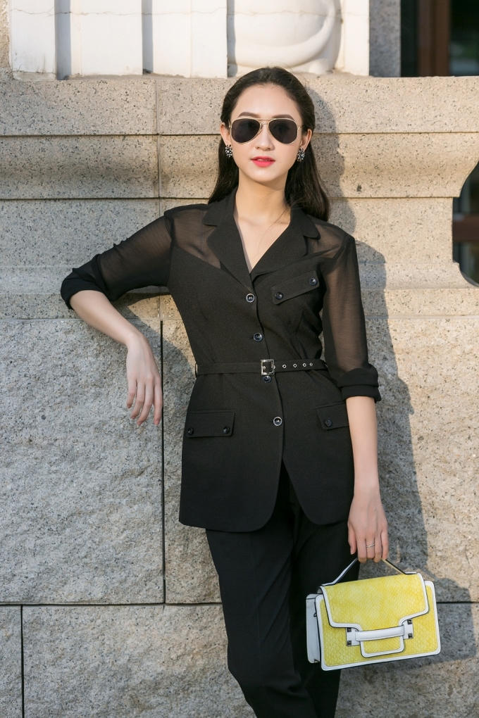 Á hậu Hà Thu sành điệu trong những bộ thời trang đẳng cấp.