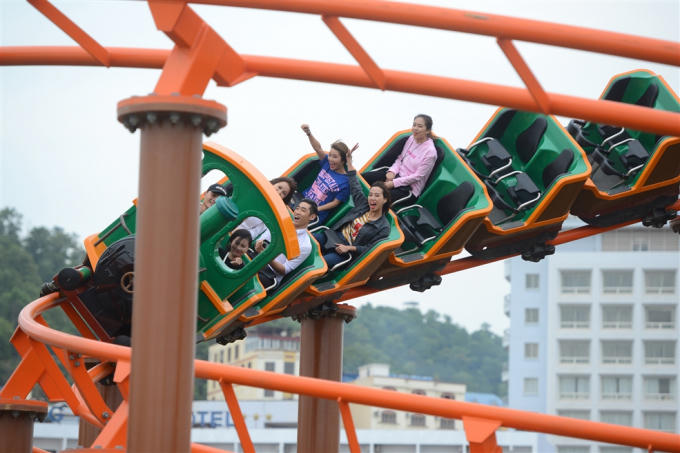 Hành Trình Bí Ẩn cũng là một roaler coaster mang lại những giây phút “hét lên vì sợ và sung sướng” cho người chơi, khi nghiêng mình lao xuống từ không trung trong hành trình khám phá khu phế tích bí ẩn.