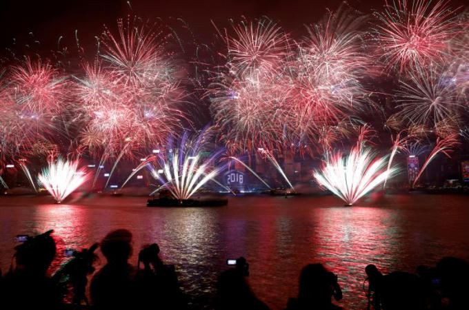 Pháo hoa chào mừng năm mới ở vịnh Victoria và Trung tâm Hội nghị Triển lãm Hồng Kông, Hồng Kông (Trung Quốc)