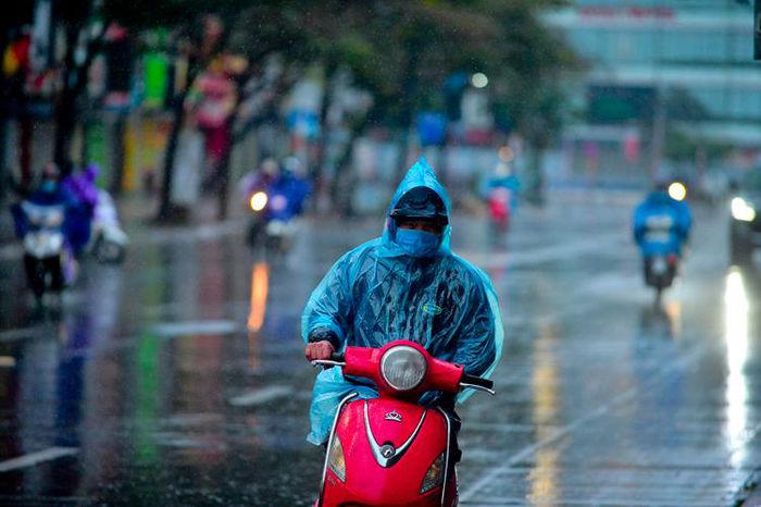 Nhiều người dân Thủ đô co ro trong giá lạnh, có người phải mặc áo mưa khi đi đường.