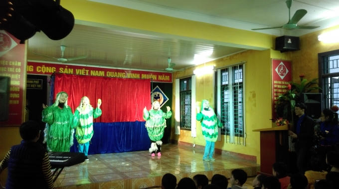 Các nghệ sĩ Đoàn kịch 1, Nhà hát tuổi trẻ mang đến cho các em những tiết mục thú vị.