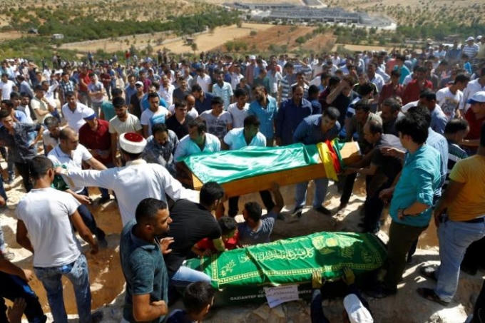 Người dân mang thi thể của các nạn nhân đi chôn cất. (Ảnh: Reuters)