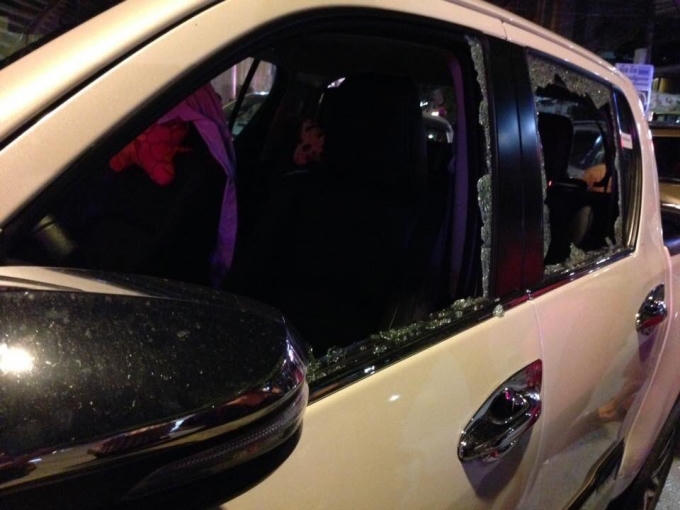 Xe đỗ b&ecirc;n đường bị vỡ k&iacute;nh do ảnh hưởng từ vụ nổ. (Ảnh: CNA)