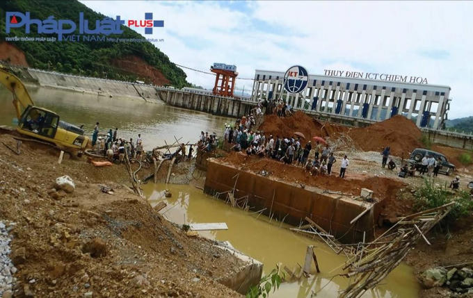 Vụ sập cầu đã khiến cho 3 công nhân mất tích và thiệt mạng (Ảnh Tiến Vũ).