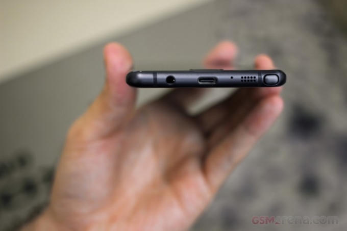 Note 7 dùng cổng USB Type-C.