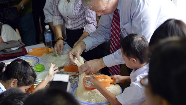 Ông Osius đã có một buổi chiều làm bánh nướng, bánh dẻo bên các em nhỏ.