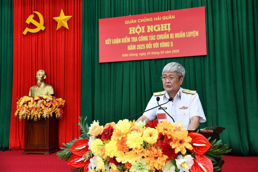 Chuẩn Đô đốc Trần Ngọc Quyết phát biểu