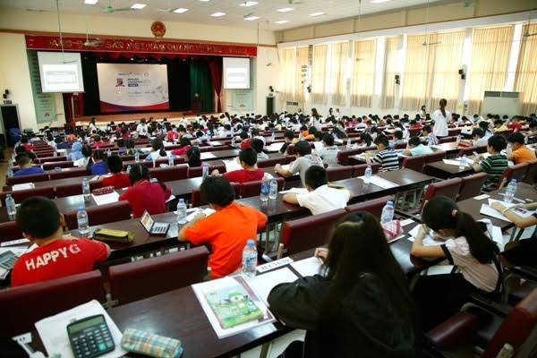 Hàng trăm thí sinh tham dự vòng 2 English Champion 2016 tại điểm thi Học viện Hành chính Quốc gia TP.Hồ Chí Minh.