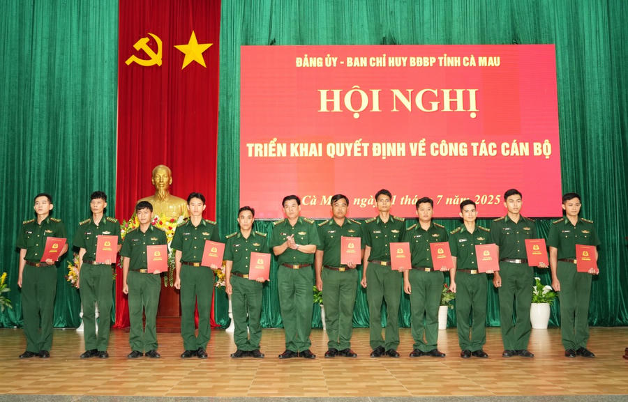 Đại tá Hà Văn Thanh - Chỉ huy trưởng Ban Chỉ huy BĐBP tỉnh Cà Mau, trao Quyết định điều động chức vụ đội trưởng, đội phó thuộc các Đồn Biên phòng cho các sĩ quan.