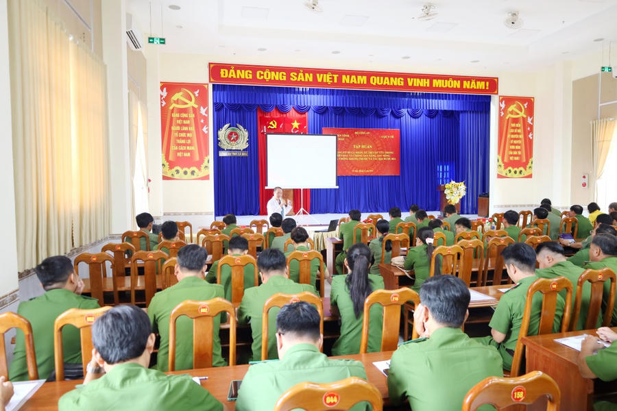 Báo cáo viên triển khai một số nội dung trọng tâm tại lớp tập huấn.