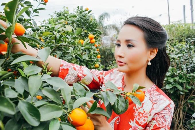 Hoa hậu Sương Đặng tự tay mua cây quất cho gia đình đón tết cổ truyền.