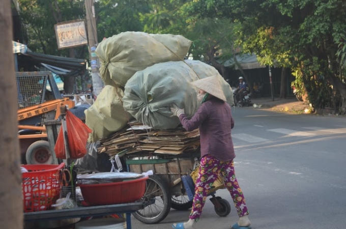 Những chiếc xe đẩy chất ngập quá đầu người các chị sau hành trình một ngày rong ruổi mưu sinh.
