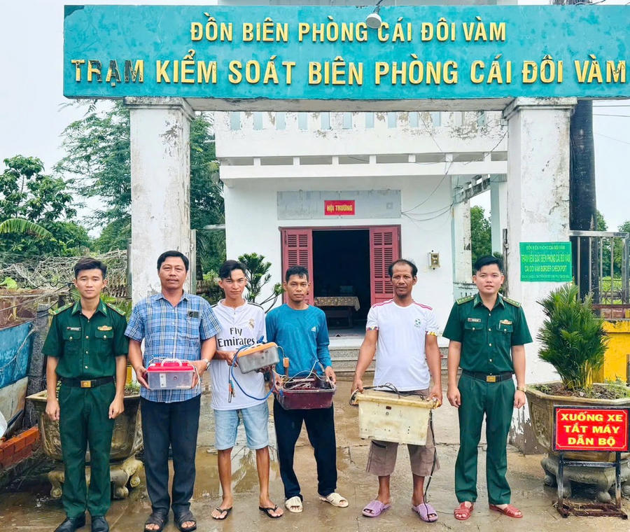 Người dân địa phương tự nguyện đến Trạm Kiểm soát Biên phòng Cái Đôi Vàm giao nộp bộ kích điện.