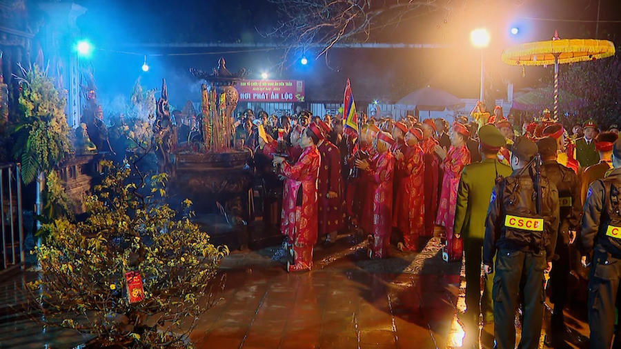 Các cụ cao niên thực hiện nghi lễ dâng hương trước giờ khai ấn.