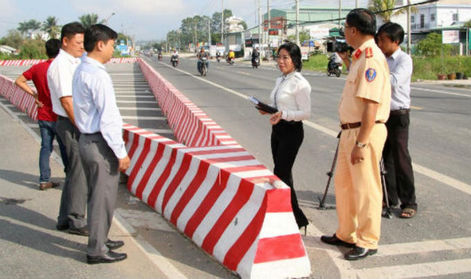 Lực lượng chức năng quận Thốt Nốt khảo sát tiểu đảo tuyến đường tránh trung tâm quận. ảnh Báo PLVN