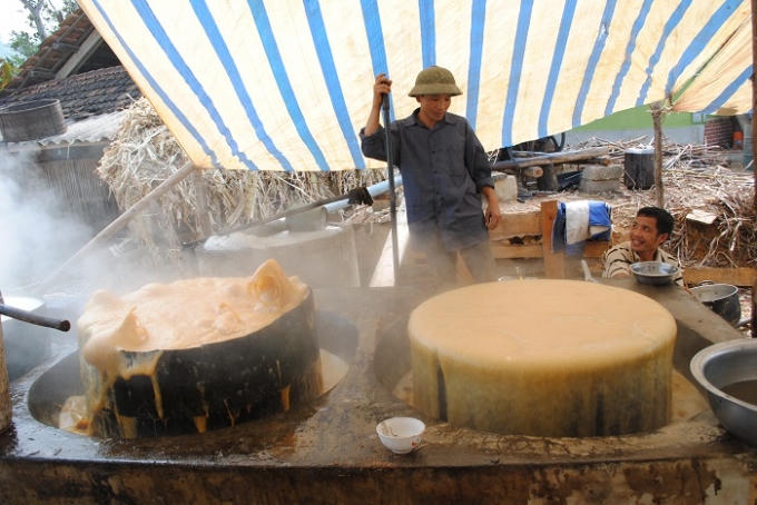 Các công đoạn nấu mật mía hoàn toàn bằng thủ công (ảnh Duy Ngợi).