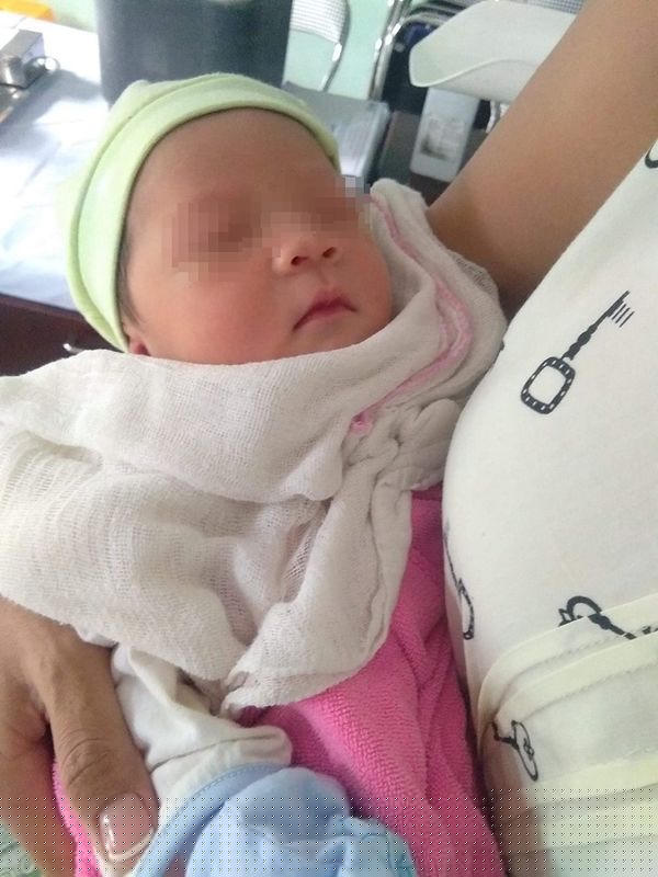 Hình ảnh bé gái được người dân cứu giúp kịp thời.