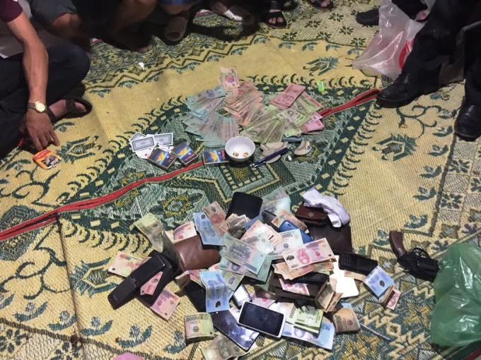 Thời gian gần đây Công an thị xã Ba đồn liên tục bắt nhiều vụ đánh bạc lớn trên đại bàn