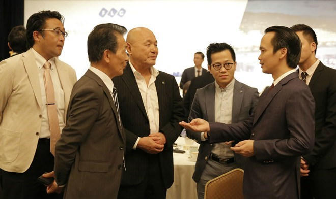 Chủ tịch Tập đoàn FLC Trịnh Văn Quyết (bên phải) trao đổi với các nhà đầu tư Nhật Bản tại sự kiện giới thiệu tiềm năng bất động sản nghỉ dưỡng Việt Nam vừa được tổ chức tại Tokyo, Nhật Bản