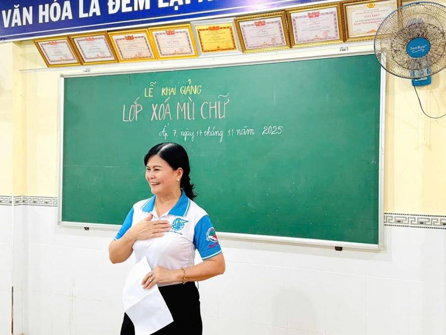 Bà Đào Thị Thanh An – Hội LHPN xã Cái Đôi Vàm (trực tiếp đứng lớp giảng dạy).
