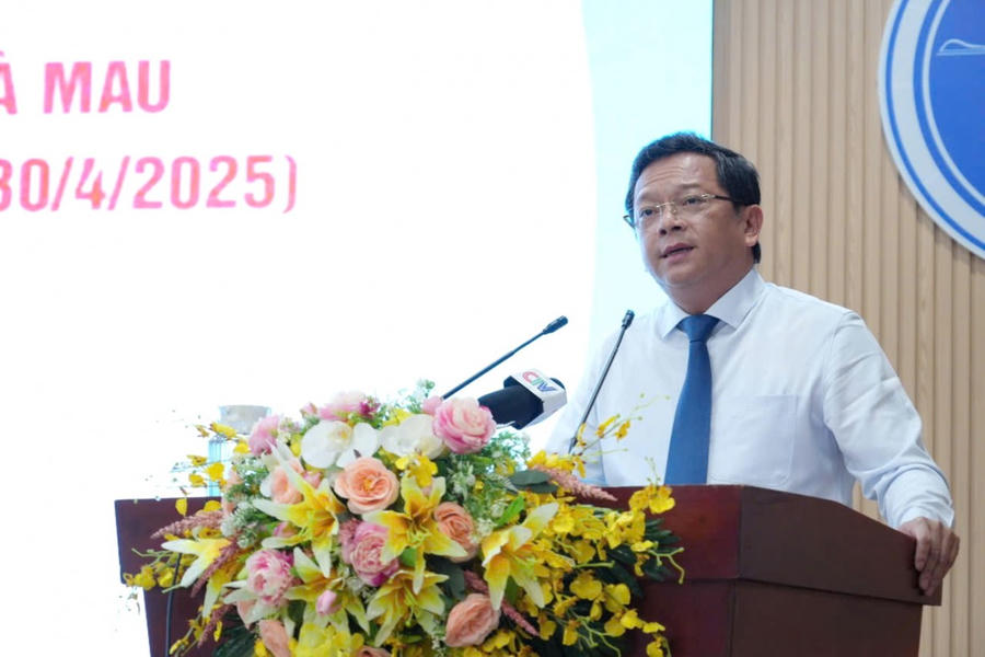 Ông Nguyễn Đức Hiển - Phó Bí thư Thường trực Tỉnh ủy Cà Mau, phát biểu tri ân các thế hệ văn nghệ sĩ có nhiều đóng góp cho nền Văn học - Nghệ thuật tỉnh.