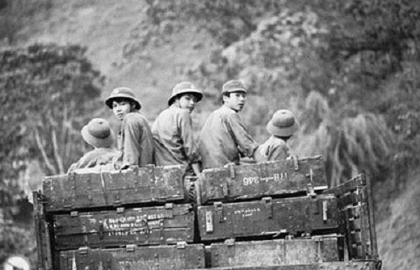 Nam thanh niên trên đường ra trận - Ảnh tư liệu.