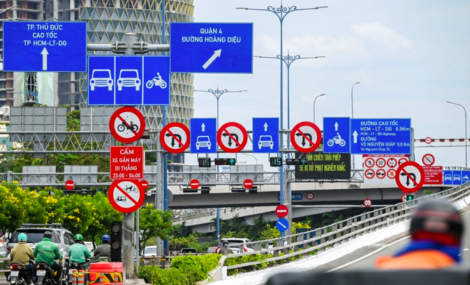 Hệ thống biển báo giao thông tại TPHCM đang trở thành một "ma trận" đối với người dân, đặc biệt là những người mới đến thành phố (Ảnh: Trịnh Nguyễn).
