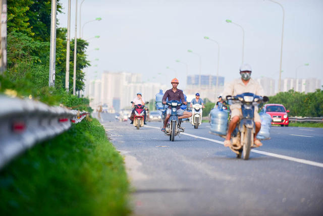 Trên đại lộ Thăng Long, mặc dù hệ thống đường gom ở hai bên thông thoáng chuyên phục vụ xe máy, xe thô sơ, xe buýt, song vẫn còn khá nhiều người cố tình đi xe máy vào làn đường dành riêng cho ôtô.