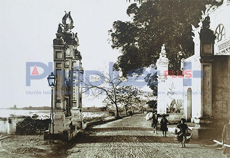 Đây là sự kiện du lịch văn hóa hấp dẫn thiết thực chào mừng thành công Đại hội Đảng bộ Thành phố Hà Nội lần thứ 16; hướng tới Đại hội Đảng toàn quốc lần thứ  12 và chào đón năm mới 2016. (Tác phẩm: Mặt tiền đền Quán Thánh năm 1896). Ảnh: Loan Bảo.