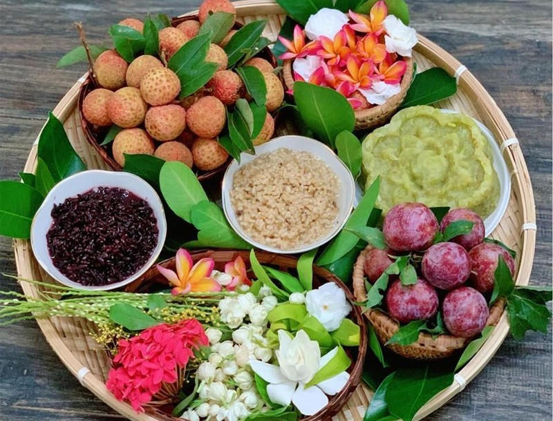 Một mâm cỗ cúng Tết Đoan ngọ bao gồm: cơm rượu nếp, hoa quả theo mùa tuỳ mỗi vùng miền, các loại xôi, chè...