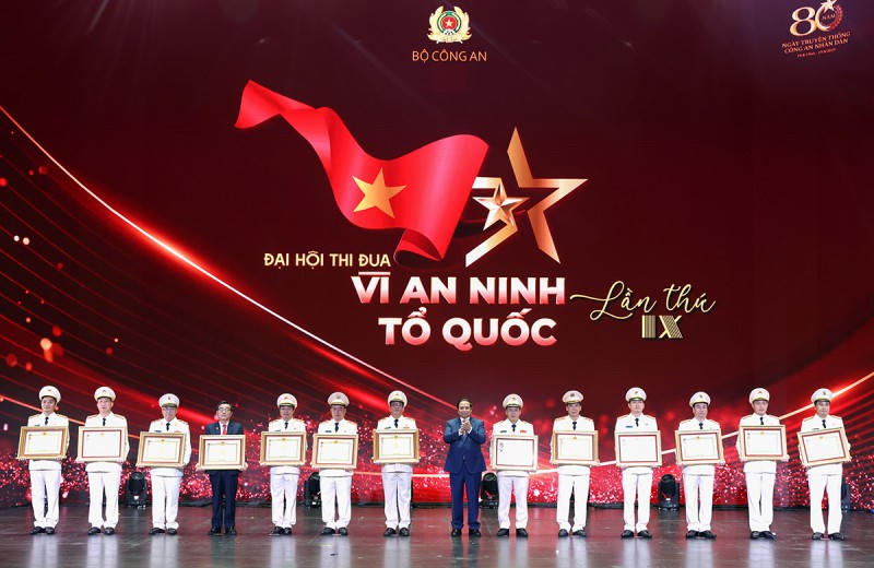 Thủ tướng Phạm Minh Chính trao Huân chương Quân công hạng Nhất tặng Thứ trưởng Nguyễn Văn Long; đồng thời trao danh hiệu 