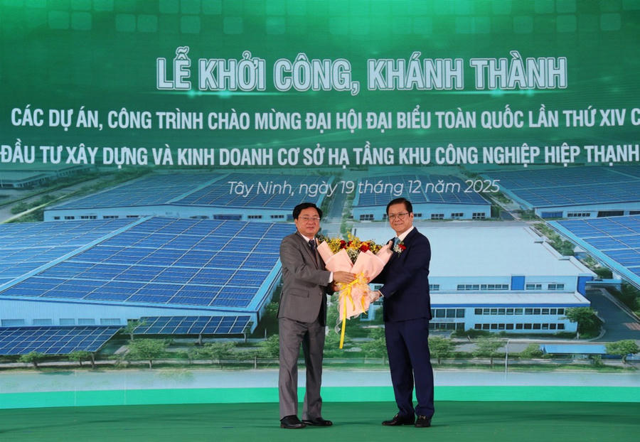 Bí thư Tỉnh uỷ Tây Ninh Nguyễn Văn Quyết tặng hoa chúc mừng chủ đầu tư dự án Khu công nghiệp Hiệp Thạnh – giai đoạn 1.