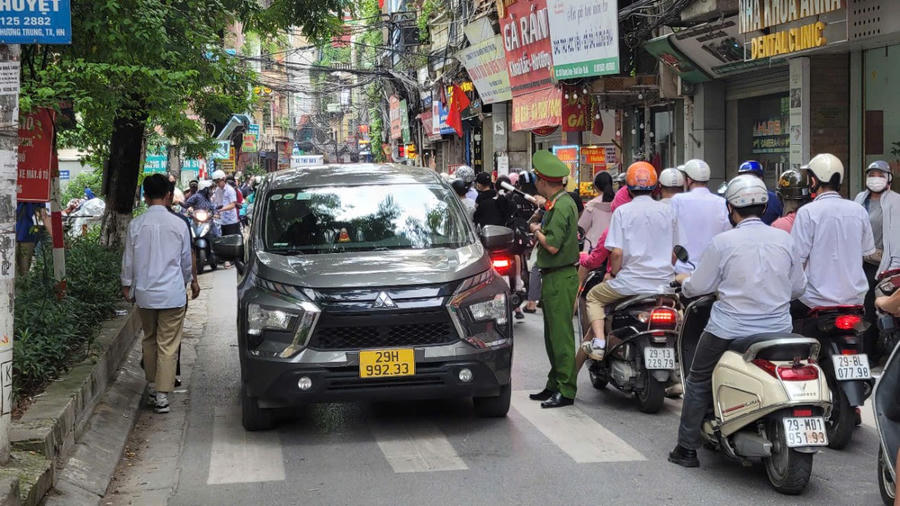 Khi kết thúc môn thi, khu vực ở cổng trường cũng khá đông đúc, nhưng đã được lực lượng chức năng hướng dẫn điều tiết kịp thời nên tại điểm thi trường Trường Trung học Cơ sở Nguyễn Trãi (quận Thanh Xuân, TP Hà Nôi) không xảy ra ùn tắc.