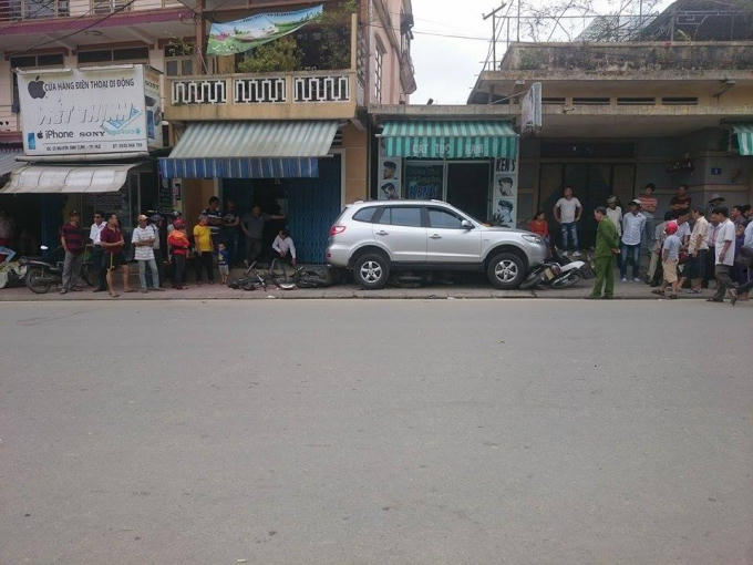 Huế: &ldquo;Xế hộp&rdquo; lao l&ecirc;n vỉa h&egrave;, đ&acirc;m li&ecirc;n ho&agrave;n nhiều xe m&aacute;y