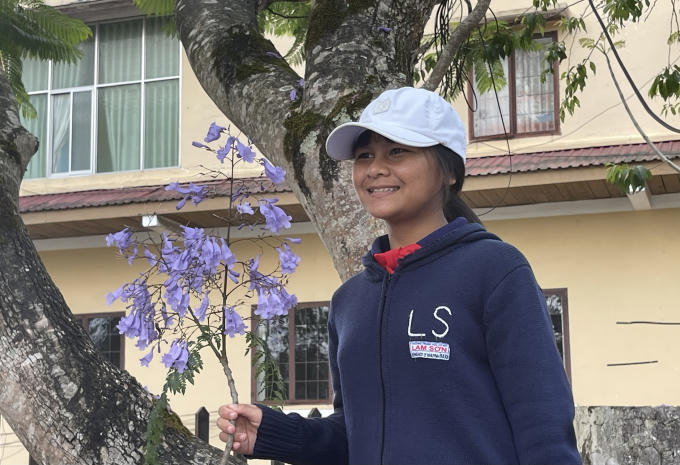 Lưu giữ kỷ niệm thời học sinh, một thời tuổi trẻ.