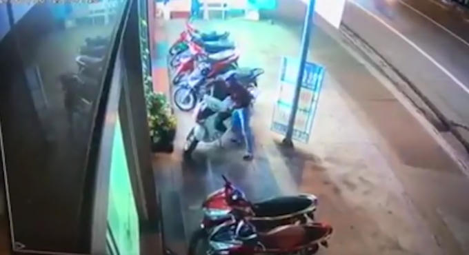 T&ecirc;n trộm bẻ kh&oacute;a thanh c&ocirc;ng v&agrave; nhanh ch&oacute;ng tẩu tho&aacute;t.