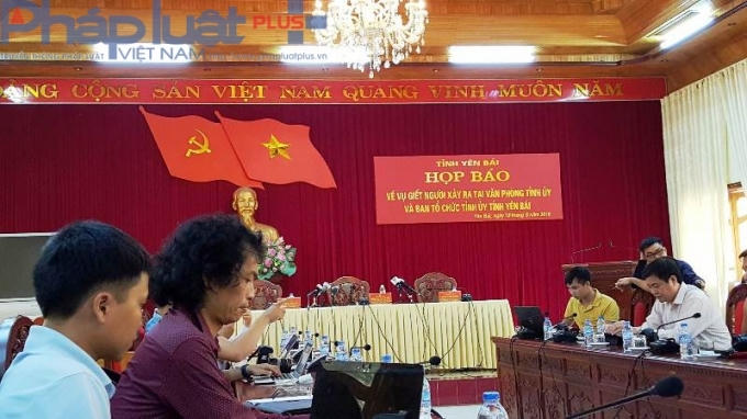 Đông đảo cơ quan thông tấn báo chí đã có mặt tại Hội trường để thông tin chính thức vụ việc này. Ảnh Vũ Tiến