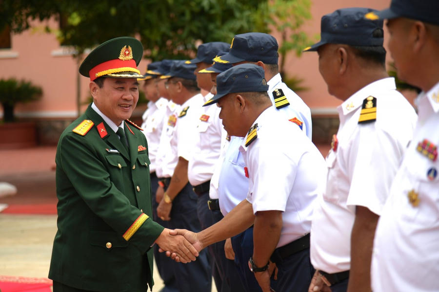 Đại tá Nguyễn Văn Ngành - Ủy viên Ban Thường vụ Tỉnh ủy, Chỉ huy trưởng Bộ CHQS tỉnh Kiên Giang dẫn đầu đoàn công tác đến thăm, chúc tết tại Bộ Tư lệnh bảo vệ bờ biển, đảo, Quân đội hoàng gia Campuchia