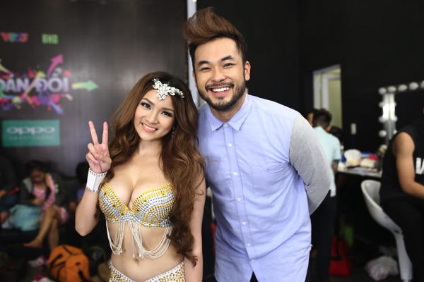 Thủy Top tạo dáng trong hậu trường cùng đồng nghiệp