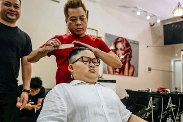 Anh Dương đang cắt tóc cho khách hàng chọn kiểu tóc giống ngài Kim Jong- un