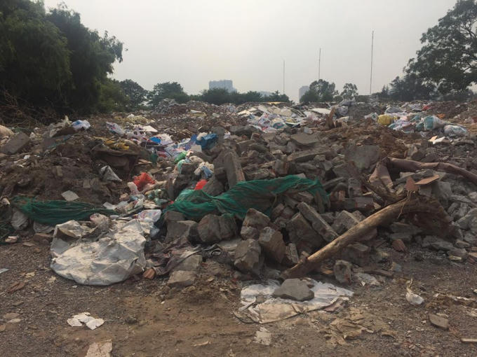 Bãi tập kết phế liệu tại xã Tân Triều, huyện Thanh Trì.