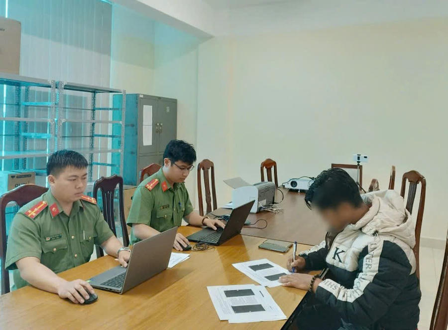 Lực lượng Phòng An ninh mạng và phòng chống tội phạm sử dụng công nghệ cao Công an tỉnh Lâm Đồng làm việc với người vi phạm.