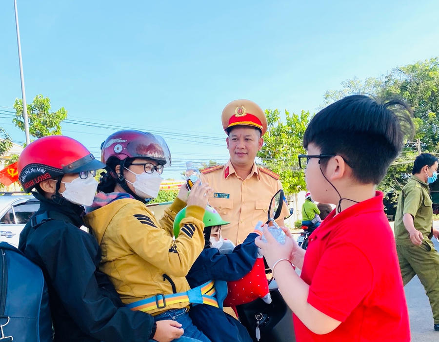 Dọc tuyến quốc lộ 20, người dân chủ yếu di chuyển bằng xe máy.