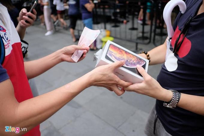 Nhiều người Việt đã có trên tay hai mẫu điện thoại mới nhất của Apple là iPhone XS và iPhone XS Max được hỏi mua lại ngay sau khi ra khỏi store ở Singapore. (Ảnh: Zing).