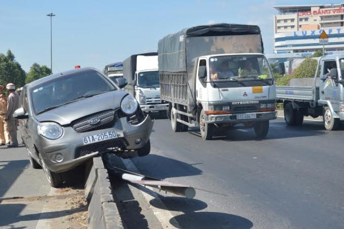 Xe nằm vất vưởng trên dải phân cách.